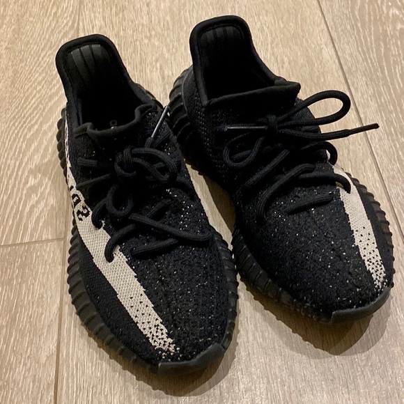 Adidas Yeezy Boost 350 V2 ‘Oreo’ sneakers, size 4.5 - Picture 3 of 10